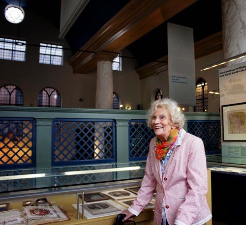 People are still admiring the former Ashkenazic synagogues now housing the Jewish Historical Museum.